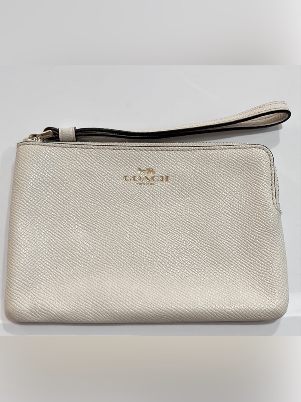 🤍NWOT COACH CHALK OFF-WHITE CREAM LEATHER CORNER ZIP WRISTLET🤍 - Picture 2 of 7
